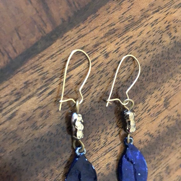 NWOT black closed lock french wire  dimensional leaf earrings - Picture 9 of 12